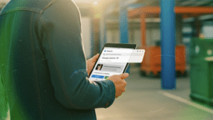 Imagen de un hombre observando una tableta en donde encuentra información relevante de proveedores B2B